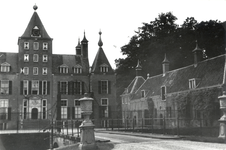 94482 Gezicht op de voorgevels van het kasteel Renswoude (ged.) en de orangerie (Dorpsstraat 3-7) te Renswoude.